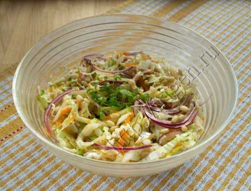 Легкий салат из пекинской капусты с кедровыми орешками