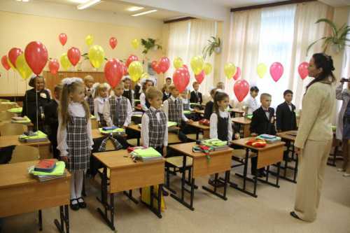 Если ваш учитель не только интеллектуалка, но и модница, сладкоежка, просто веселый человек, оригинальность поздравления оценит обязательно