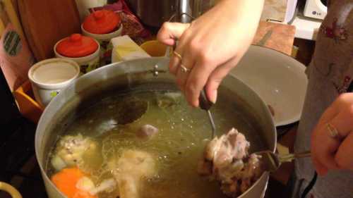 Она должна лишь слегка покрывать мясо и овощи