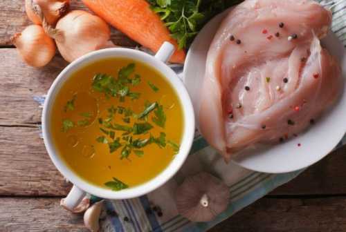 К бульону с лапшой и куриным мясом можно добавить половинку вареного вкрутую яйца, а если в доме есть экзотическое авокадо, то можно добавить его, нарезанное на кусочки попробуйте, это очень вкусно