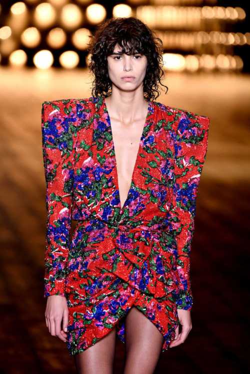 Классика и роскошь: показ Saint Laurent 2018/2019