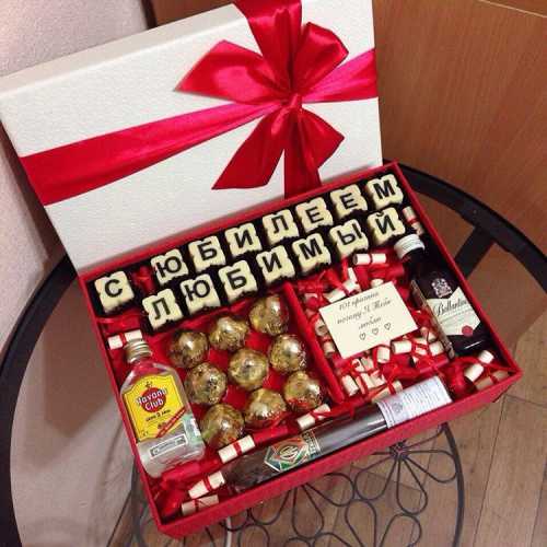 Подарок мужу не должен быть похожим на сувенир, который вы бы вручили своему другу или коллеге