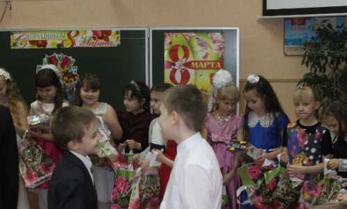 Годы, вы над женщиной не властны, И, конечно, это не секрет