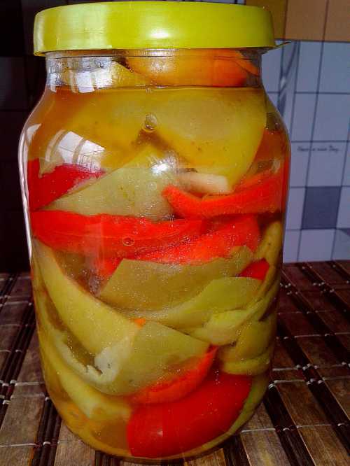 Овощи как можно плотнее засовывают в банки, заливают кипящим рассолом и закатывают